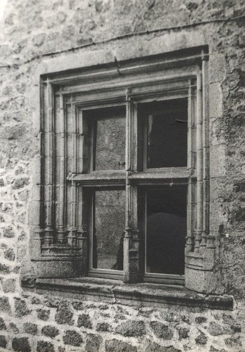 façade sud sur la cour intérieure, détail d’une fenêtre à meneaux au rez-de-chaussée