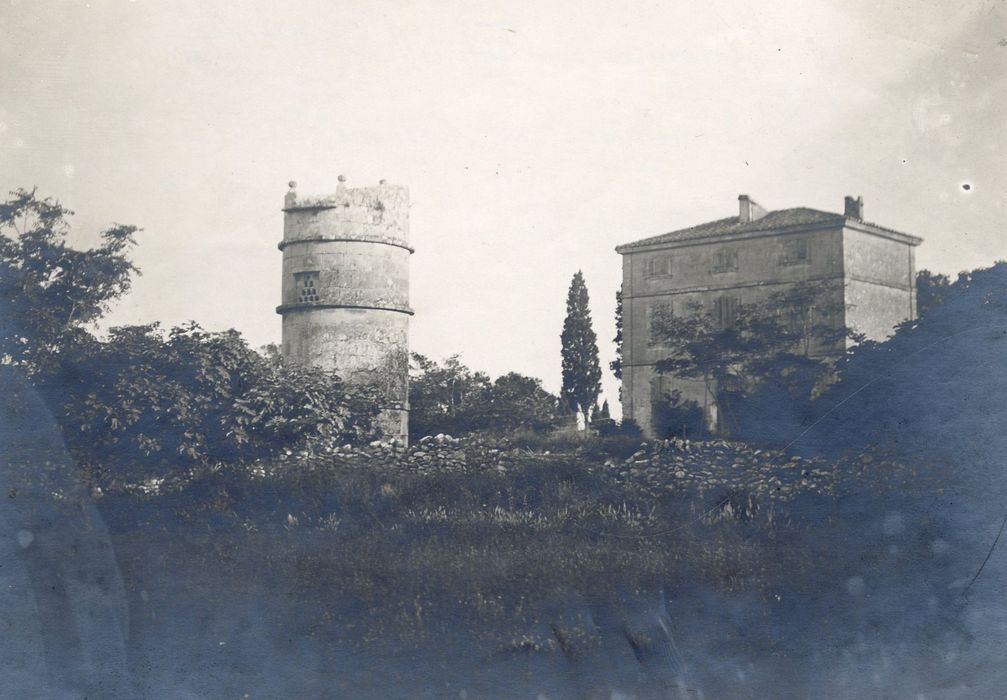 vue générale du pigeonnier dans son environnement