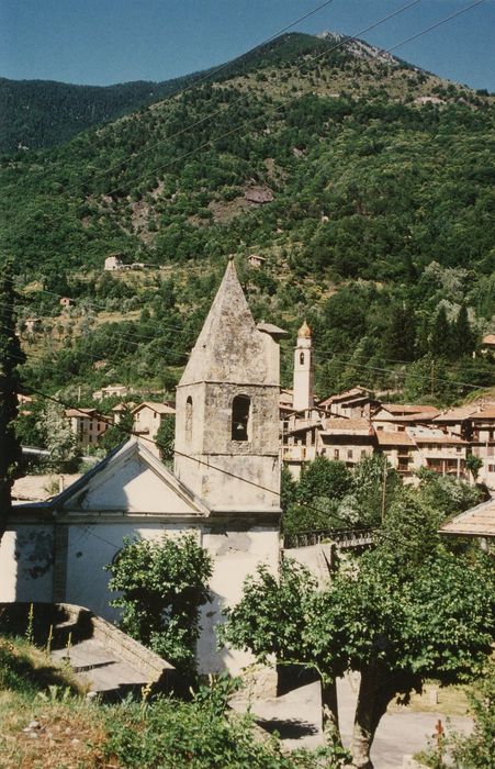 vue partielle de l’église dans son environnement depuis l’Ouest