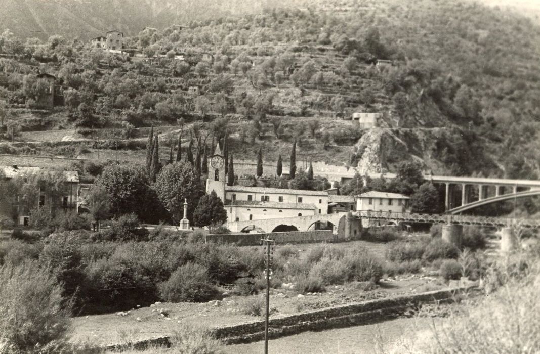 vue générale de l’église dans son environnement depuis l’Est