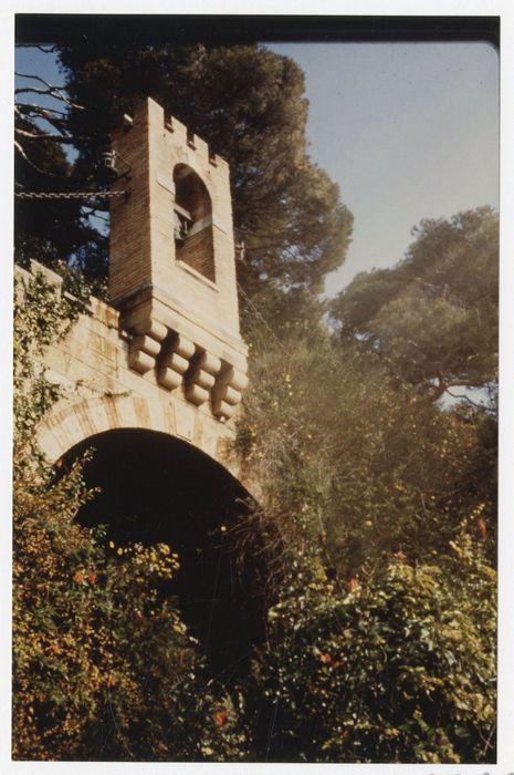 parc, pont à campanile, vue partielle