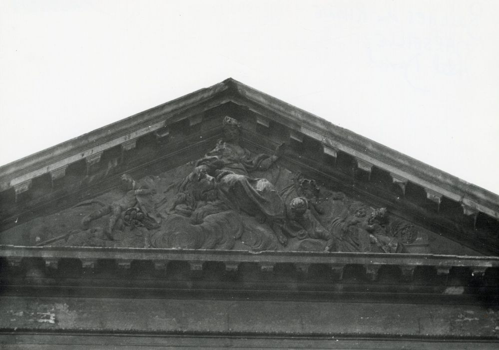 façade nord, détail du fronton