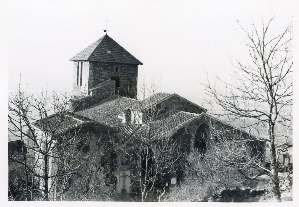 vue partielle de l’église dans son environnement depuis l’Est