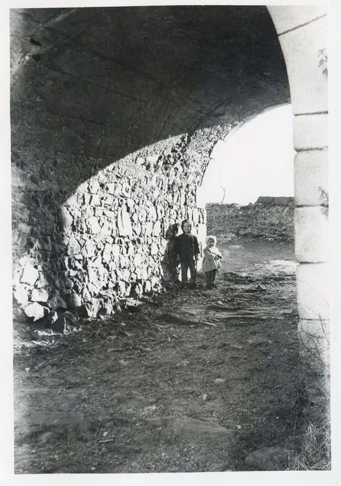 passage voûté sous le clocher de l’église