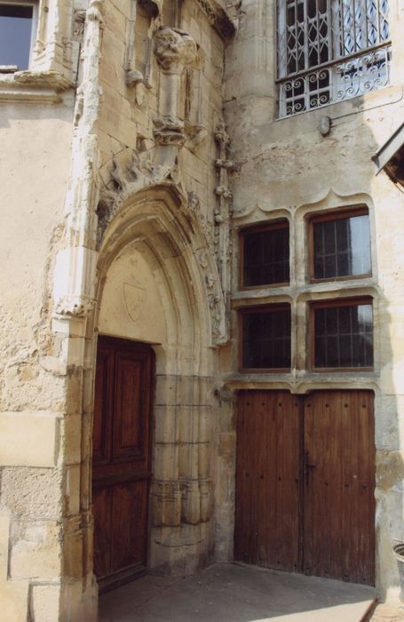 pore d’accès à la tourelle d’escalier sud-ouest