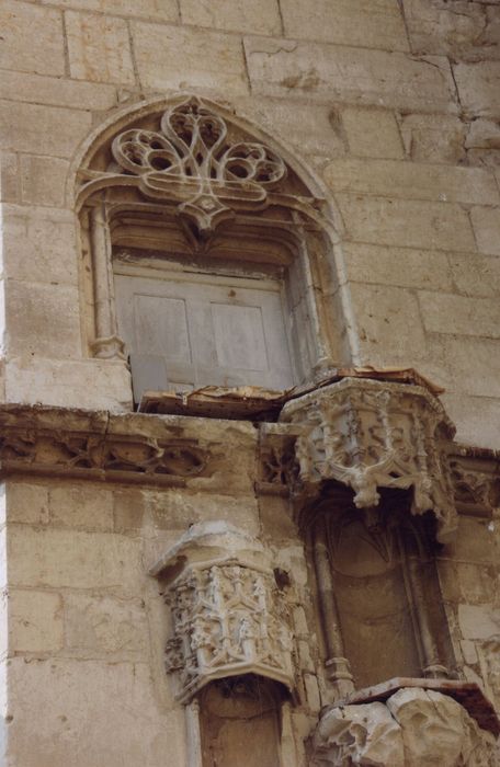 tourelle d’escalier, détail d’une baie et de niches