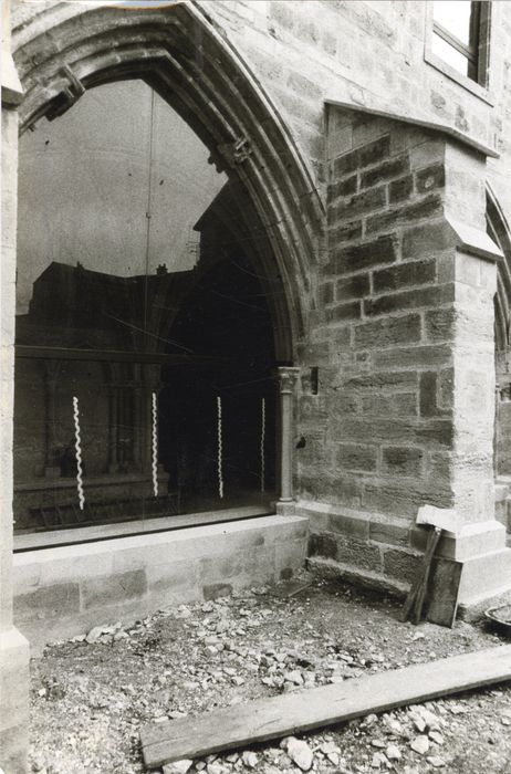 cloître, détail d’une baie de la galerie est