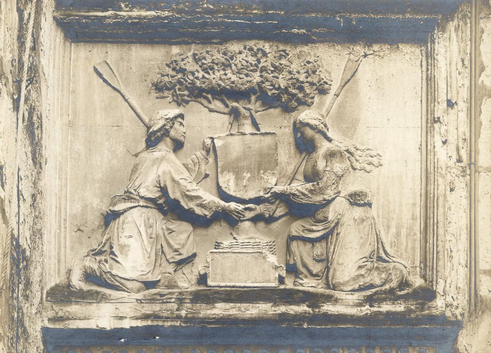 haut-relief : Homme et femme de part et d’autre d’un arbre armorié