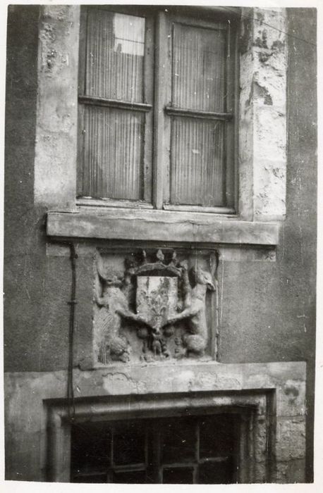 façade sur cour, détail d’un bas-relief armorié