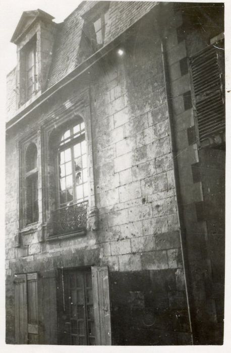 façade sur rue, vue partielle