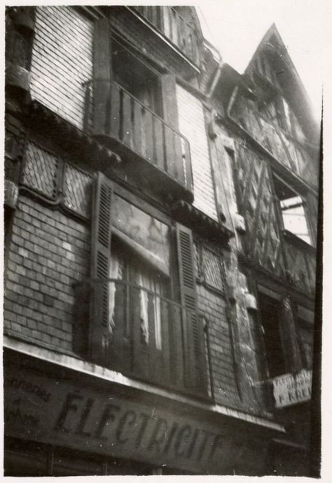 façade sur rue, vue partielle