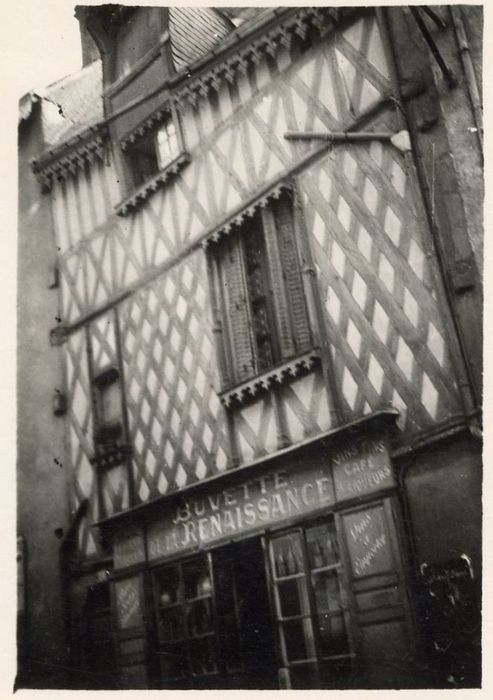 façade sur rue, vue partielle