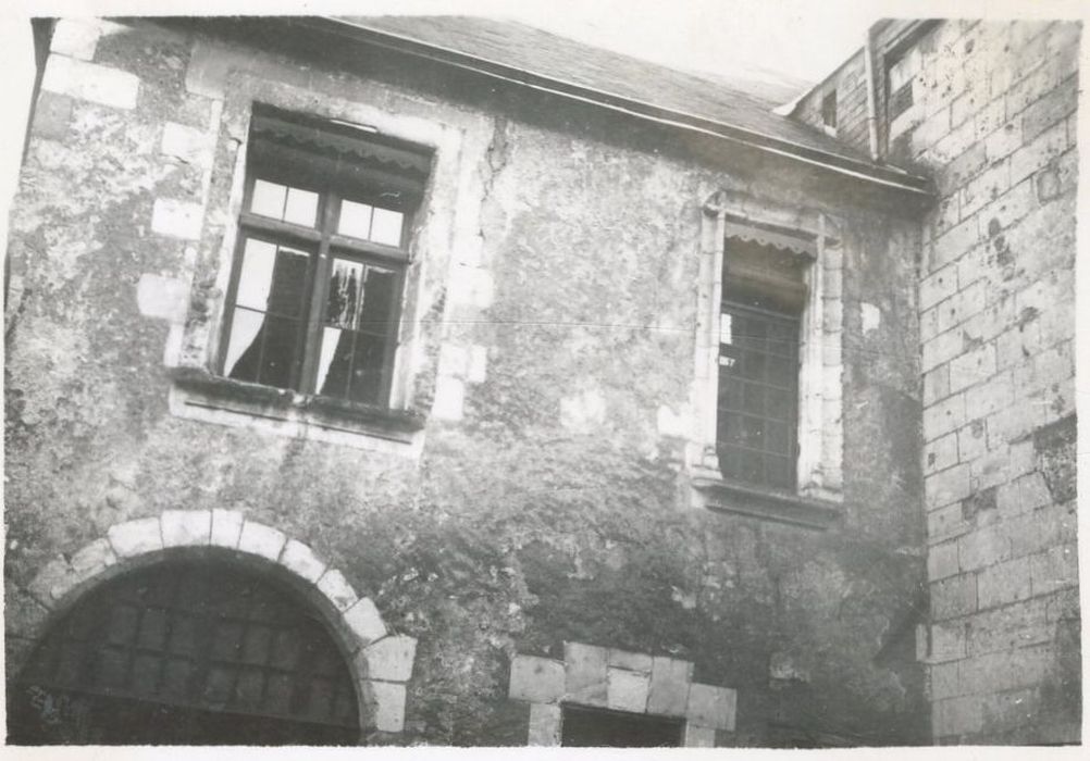 façade sur cour, vue partielle