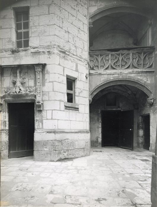 façades sur cour, vue partielle