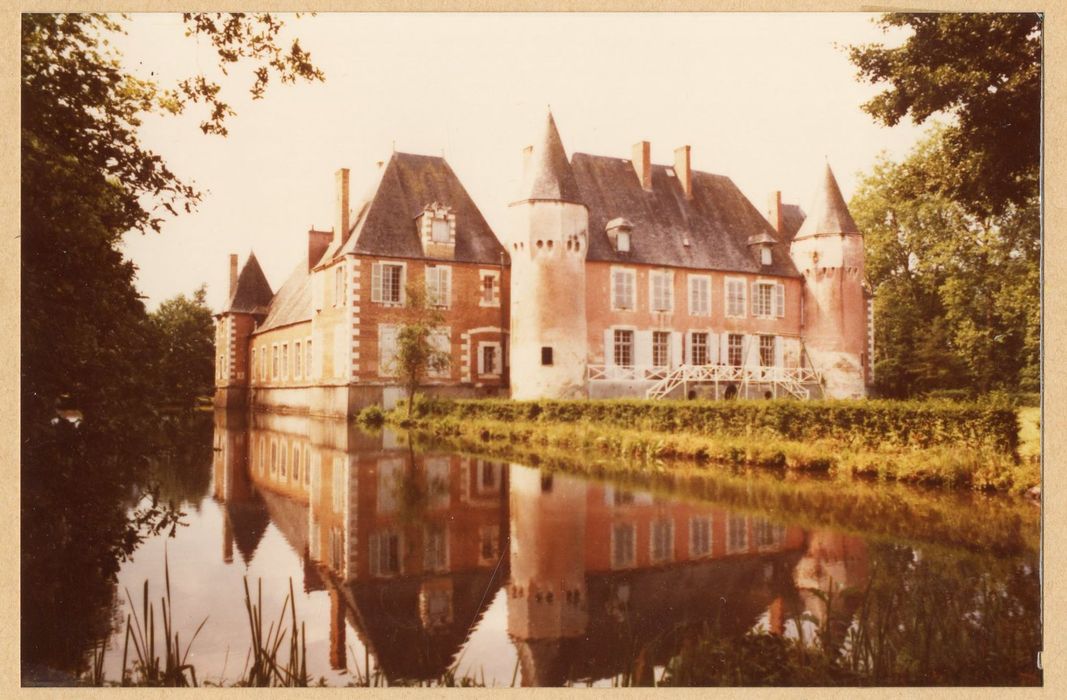 vue générale du château dans son environnement depuis l’Est