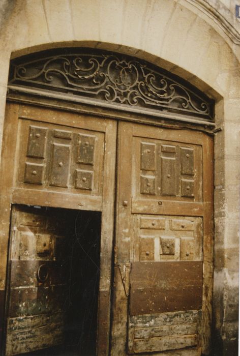 vantaux du portail d’accès sur la rue au n°14 de la rue Saint-Sauveur