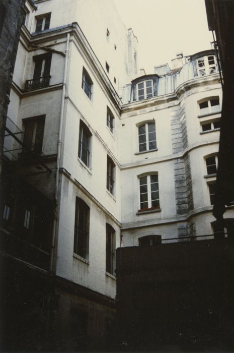 façades sur la cour intérieure du n°14 rue Saint-Sauveur, vue partielle