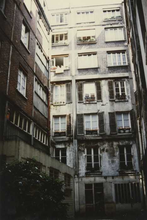 façade de l’immeuble en fond de cour au n°14 rue Saint-Sauveur