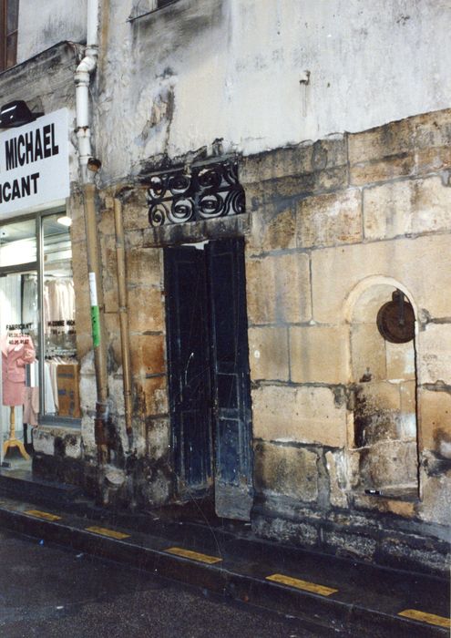 porte d’accès sur rue au n°27 de la rue Dussoubs