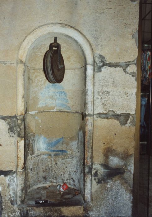 fontaine sur la rue au n°27 de la rue Dussoubs