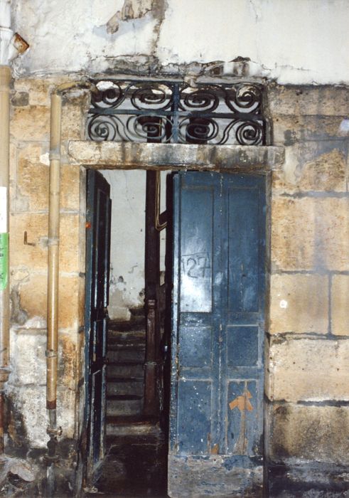 porte d’accès sur rue au n°27 de la rue Dussoubs