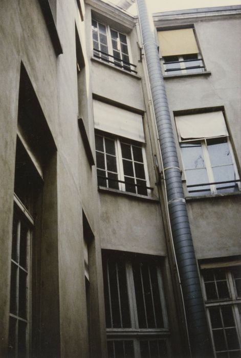 façades sur cour, vue partielle