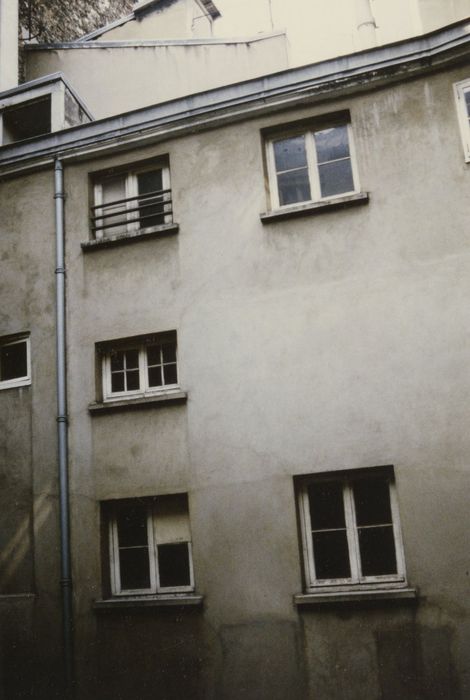 façades sur cour, vue partielle