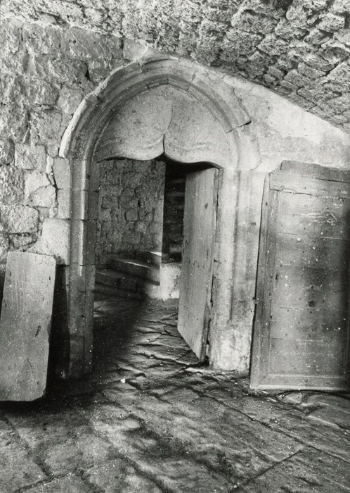 donjon, sous-sol, porte d’accès à l’escalier