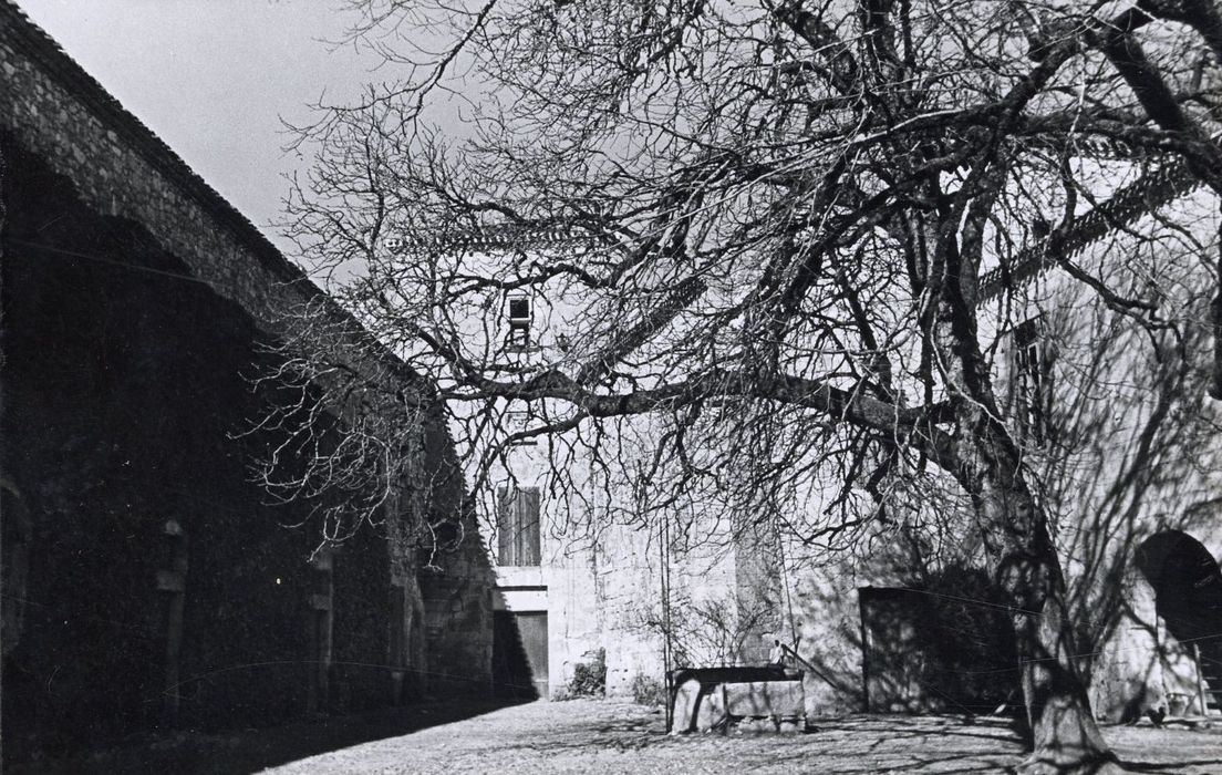 cour intérieure, ensemble nord, est et sud, vue partielle