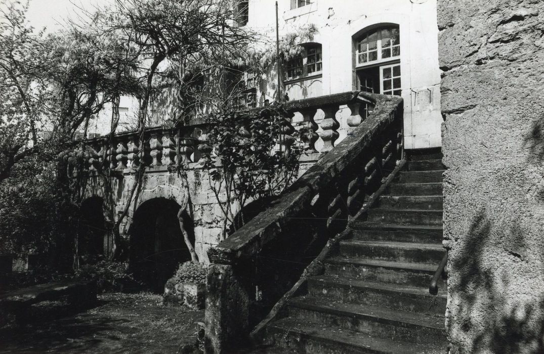 cour intérieure, escalier menant à la terrasse