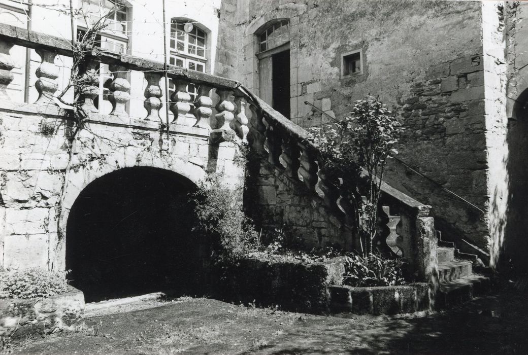 cour intérieure, escalier menant à la terrasse