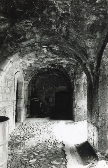 cour d’honneur, galerie sous la terrasse