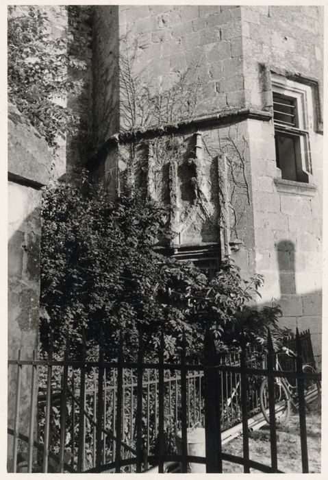 tourelle d’escalier du château, porte d’accès, vue partielle