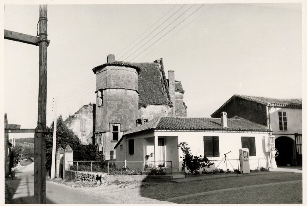 vue partielle du château dans son environnement