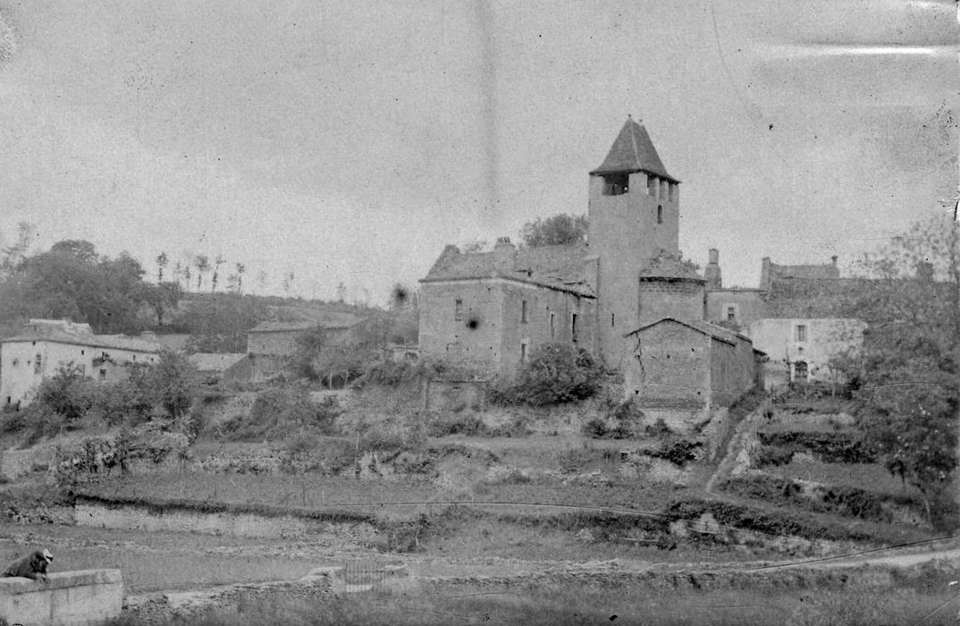 vue générale de l’église dans son environnement depuis le Sud-Est