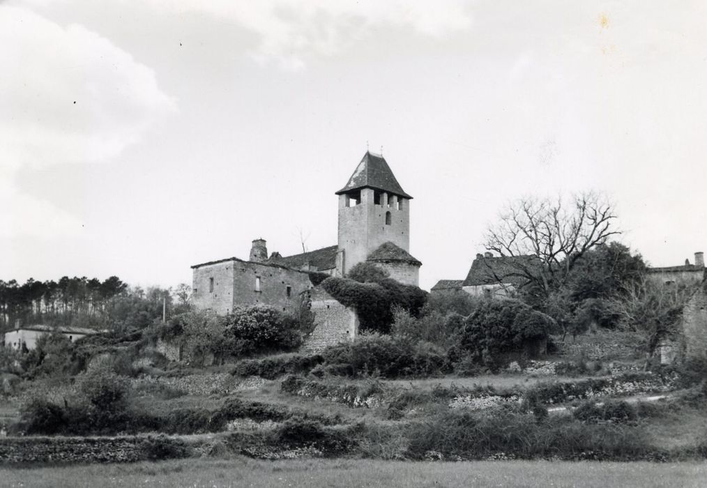 vue générale de l’église dans son environnement depuis le Sud-Est