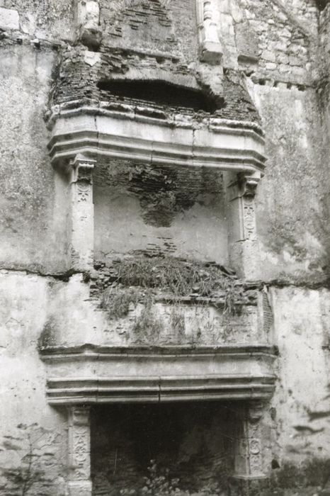 salle ouest, cheminées monumentales