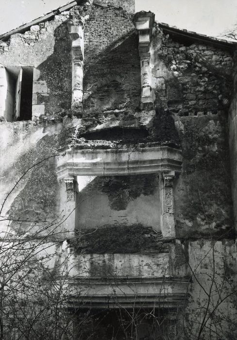 salle ouest, cheminées monumentales