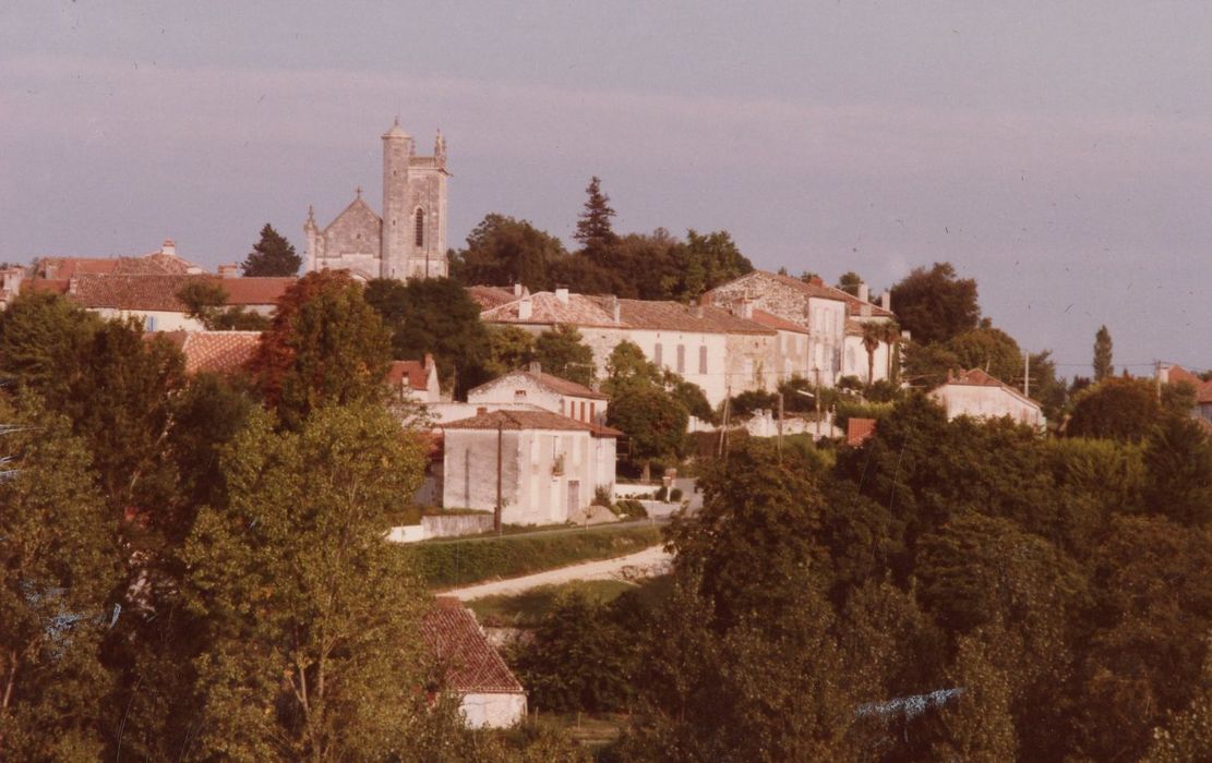 vue partielle de l’église dans son environnement depuis l’Ouest