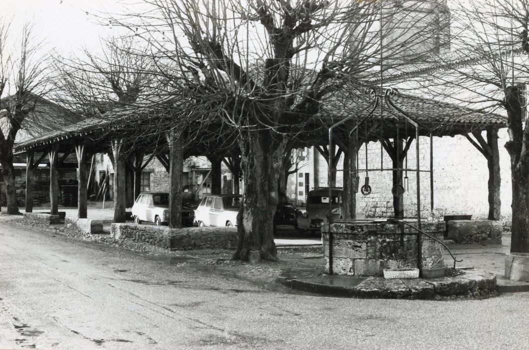 vue partielle de la halle et d’un des puits depuis le Sud-Ouest