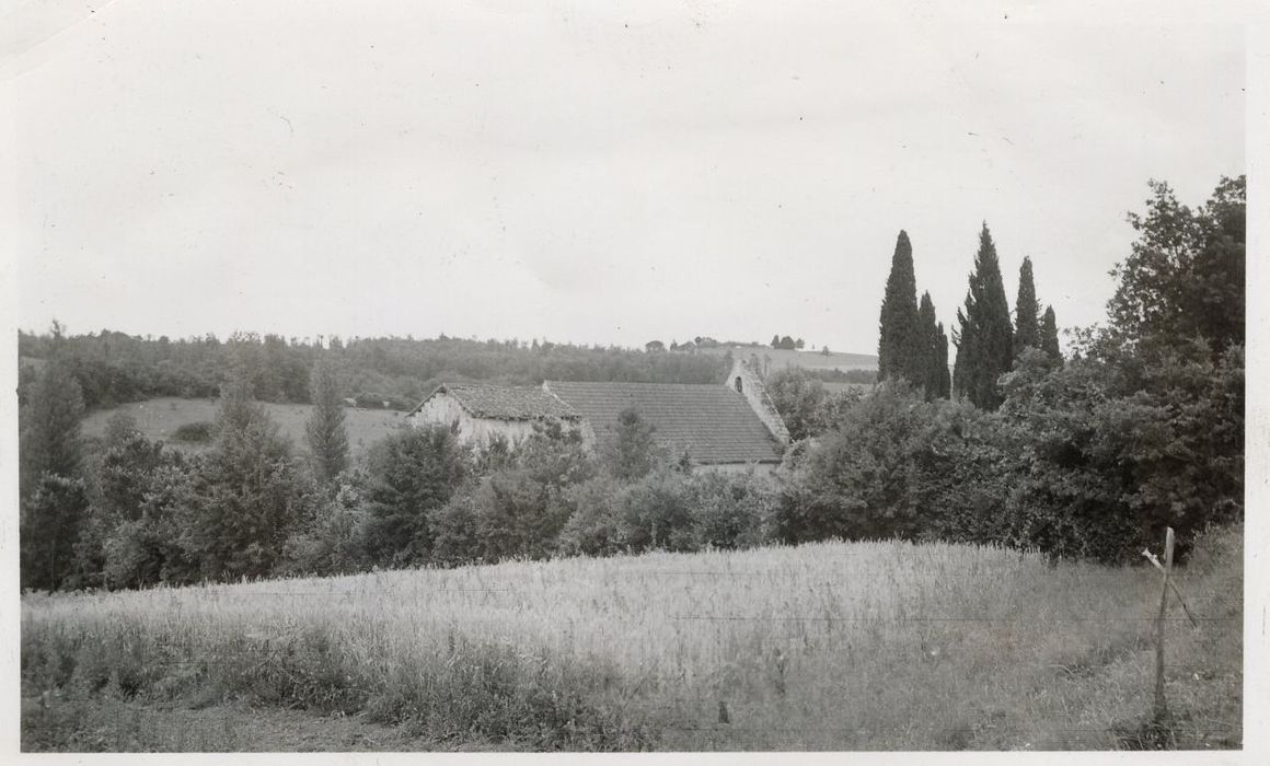 vue partielle de l’église dans son environnement depuis le Nord