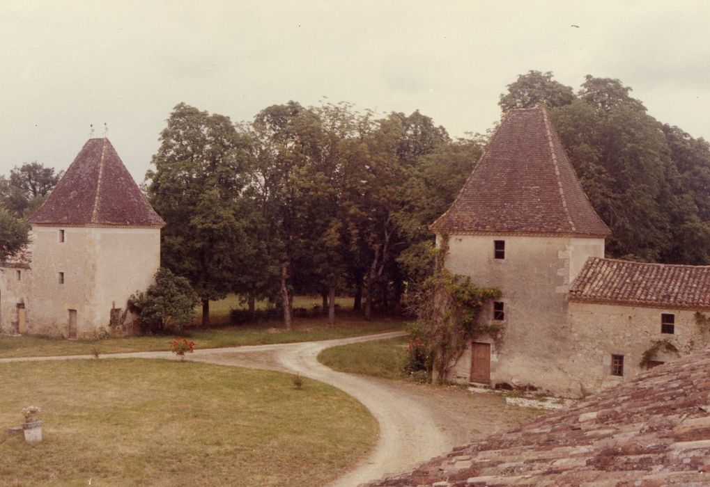 communs, pavillons nord et sud encadrant l’entrée à la cour intérieure, ensemble ouest