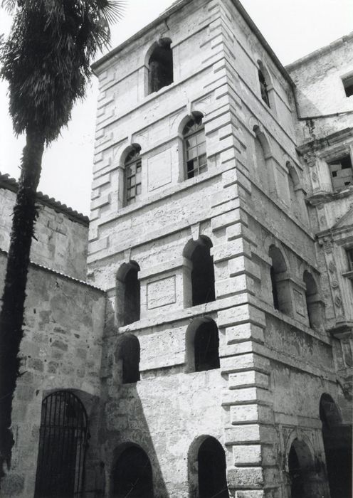 cour intérieure, tour de l’escalier