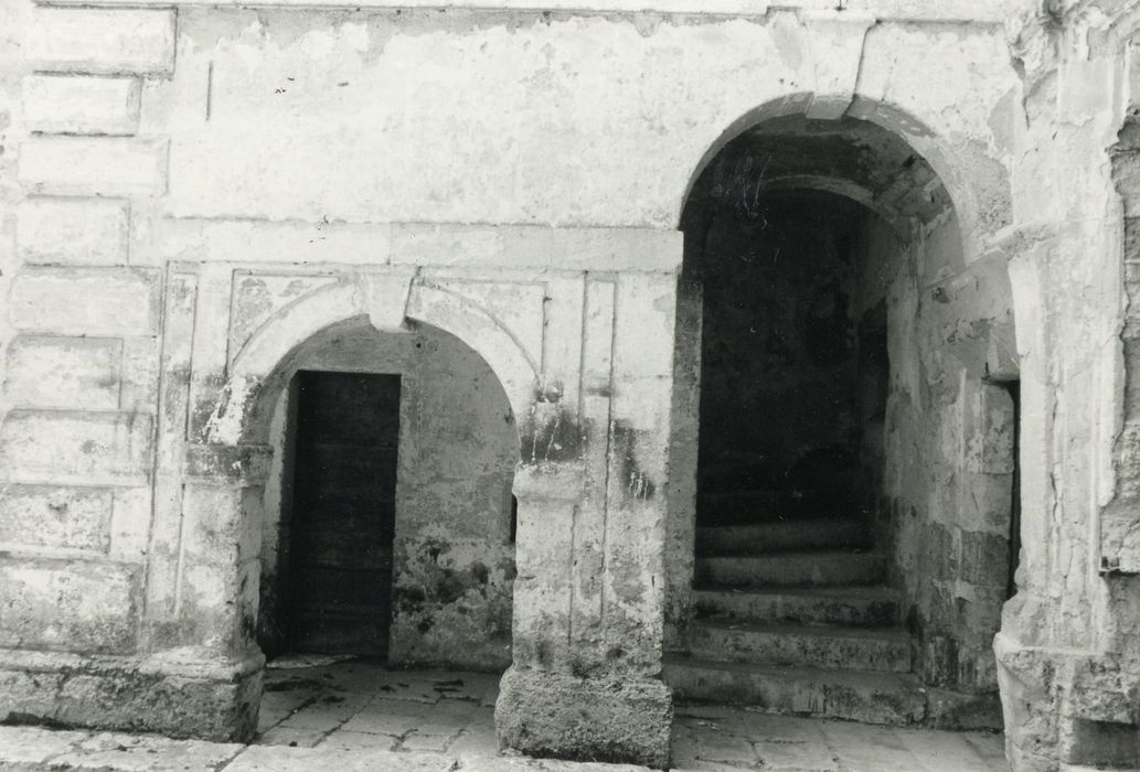 cour intérieure, porte d’accès à la tour d’escalier