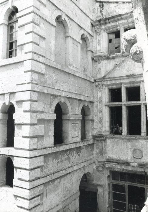 cour intérieure, tour d’escalier, façade est, vue partielle