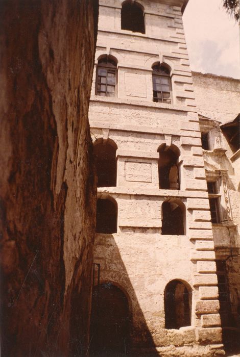 cour intérieure, tour d’escalier, façade sud