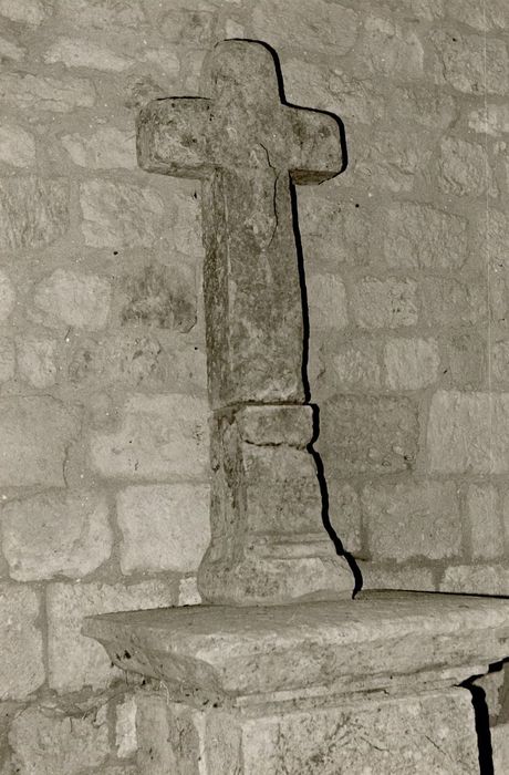 croix de cimetière rapportée (?)