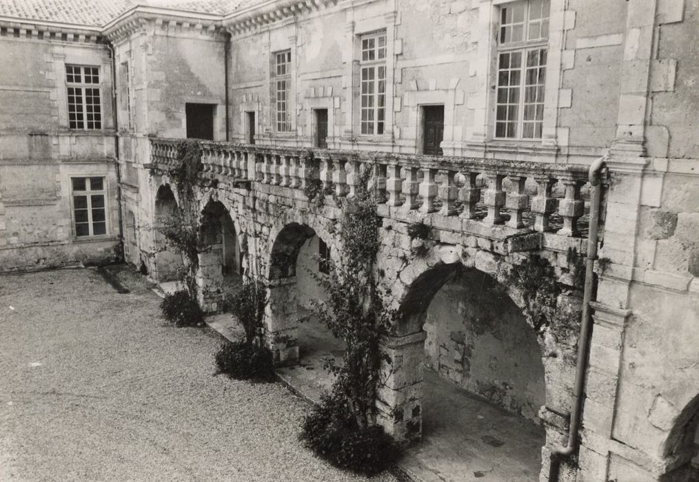 aile ouest, façade est sur la cour d’honneur