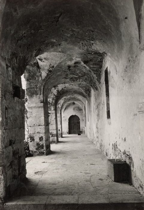 cour d’honneur, galerie ouest du rez-de-chaussée