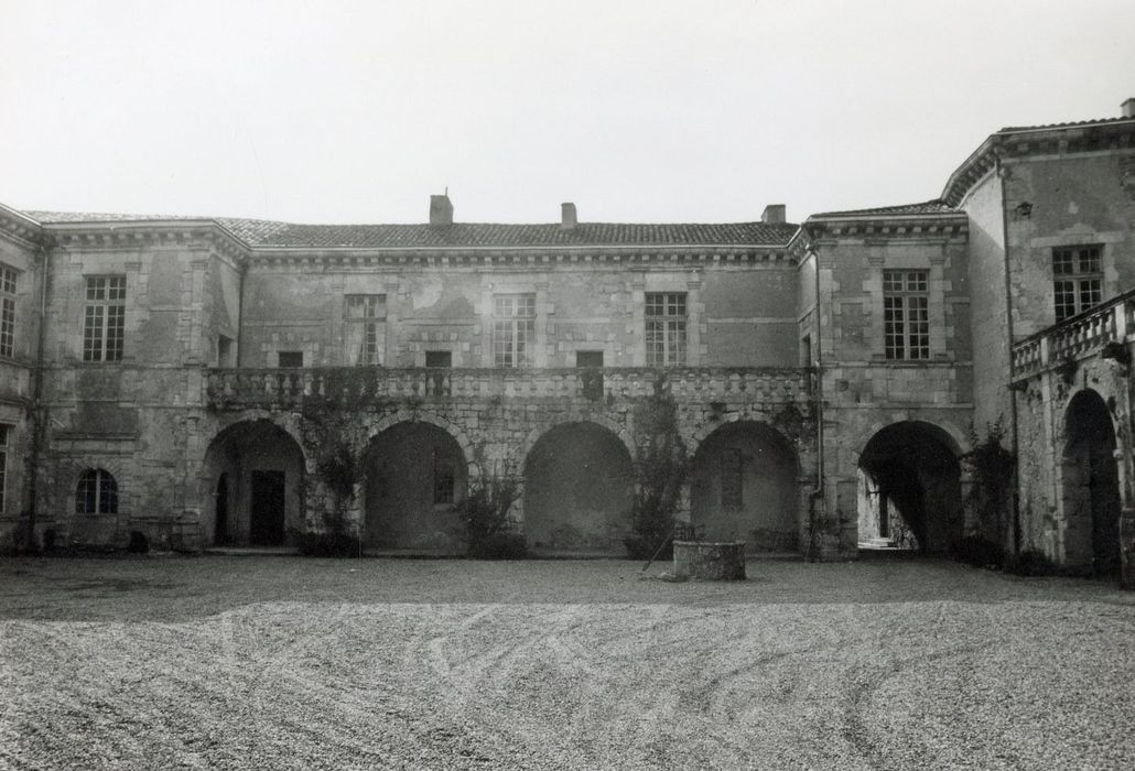 aile ouest, façade est sur la cour d’honneur